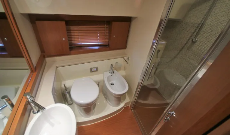 47 Ferretti Yachts master head/bidet