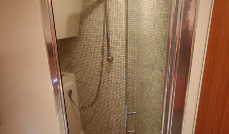 47 Ferretti Yachts master shower