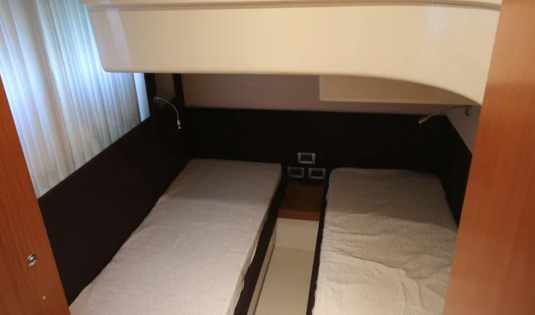 47 Ferretti Yachts starboard guest cabin