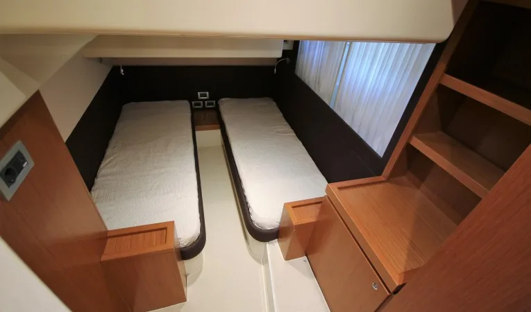 47 Ferretti Yachts port guest cabin