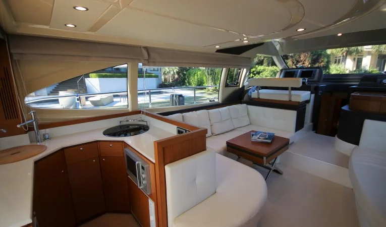 47 Ferretti Yachts port in salon