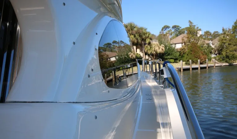 47 Ferretti Yachts starboard walkway