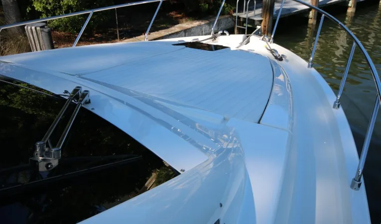 47 Ferretti Yachts bow forward