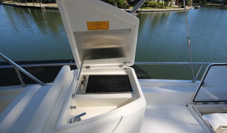 47 Ferretti Yachts flybridge grill