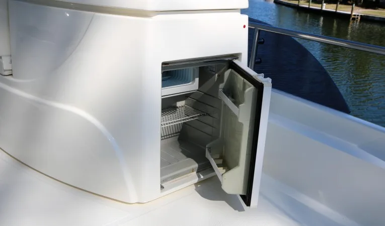 47 Ferretti Yachts flybridge fridge- Vitifrigo
