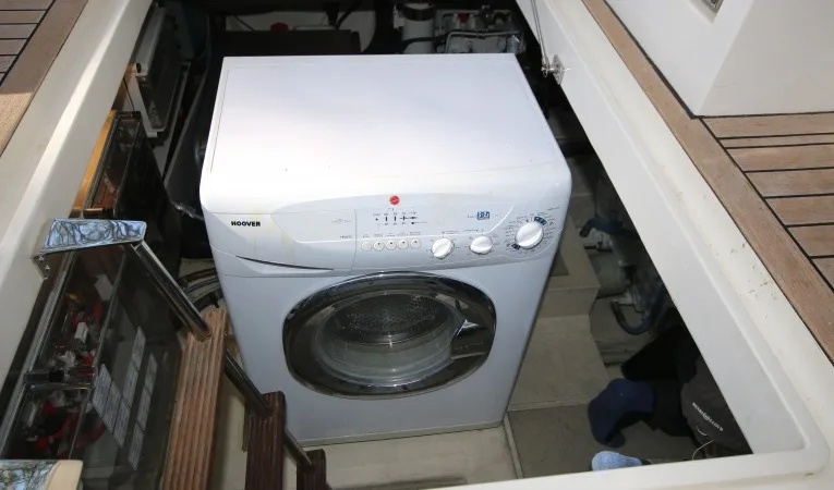 47 Ferretti Yachts washer/dryer