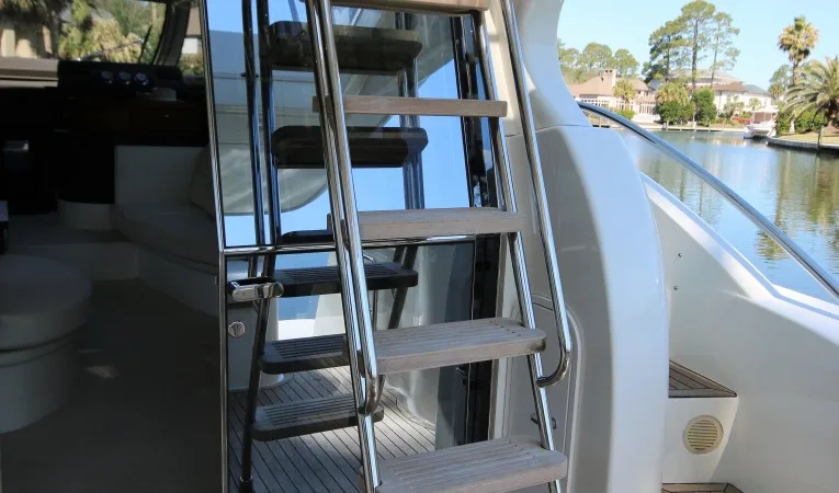 47 Ferretti Yachts flybridge ladder