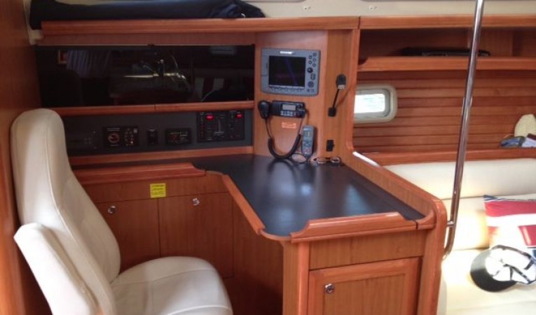 49 Hunter Navigation w/ E-80 Chartplotter Radar