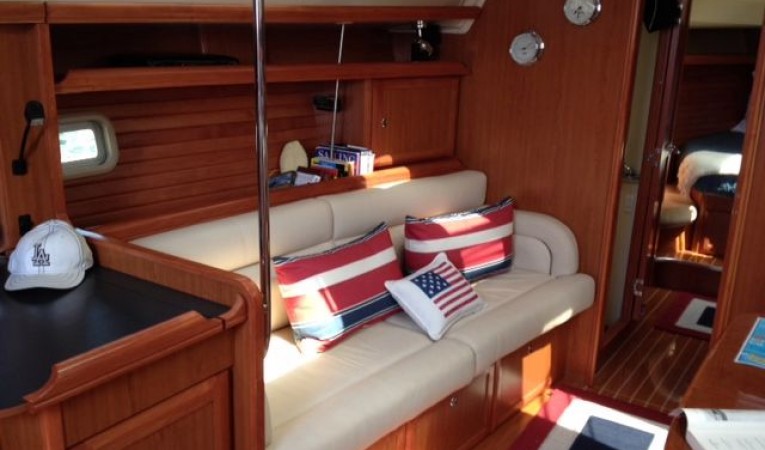 49 Hunter Port Settee / White Leather