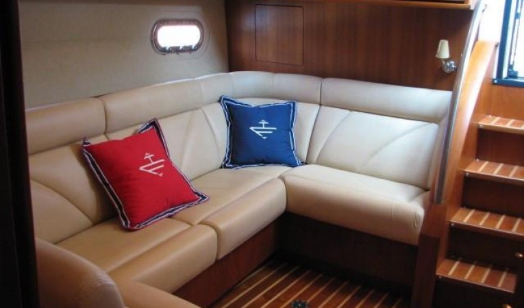 43 Tiara Salon Lounge