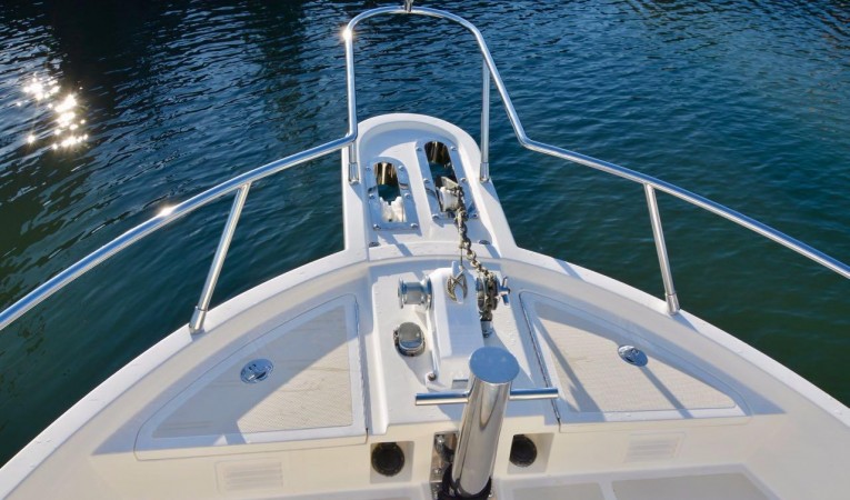 36 Selene Bow with windlass and Sampson post