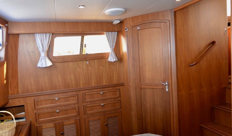 36 Selene Master- Ensuite head- Door closed