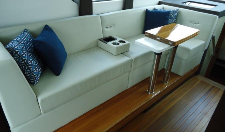 39 Tiara Salon Settee