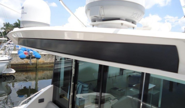 39 Tiara Retractable Sunshade