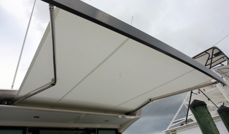 39 Tiara Retractable Sunshade