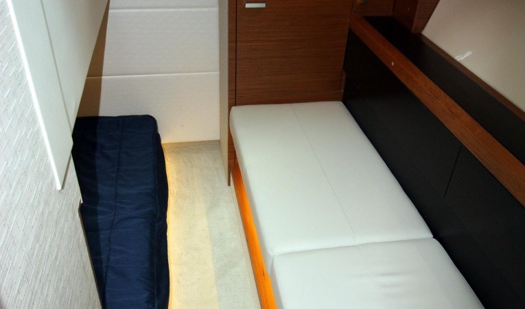 39 Tiara Guest Stateroom Settee