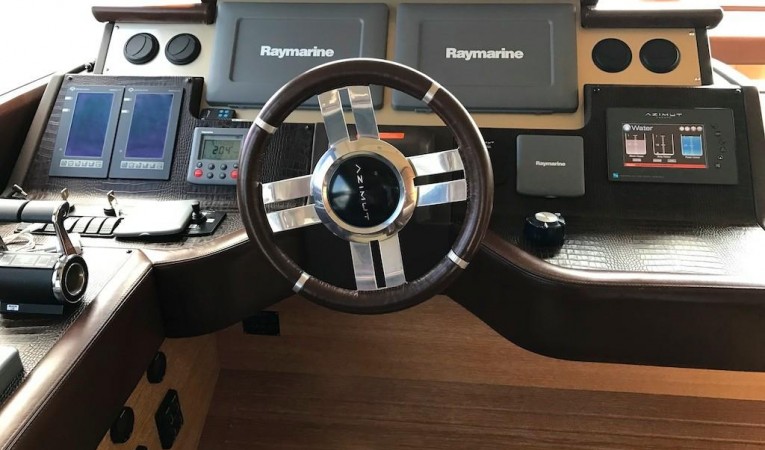 70 Azimut Lower Helm Station