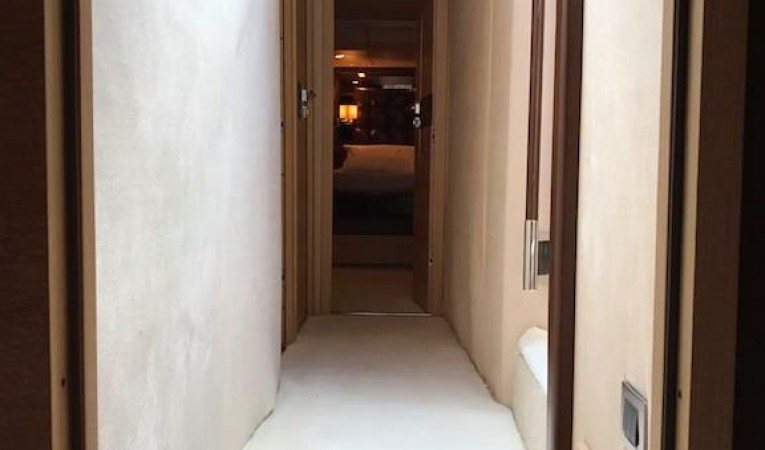 70 Azimut Guest Companionway