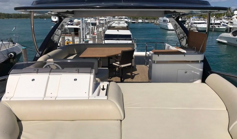70 Azimut Flybridge Helm Sunpad