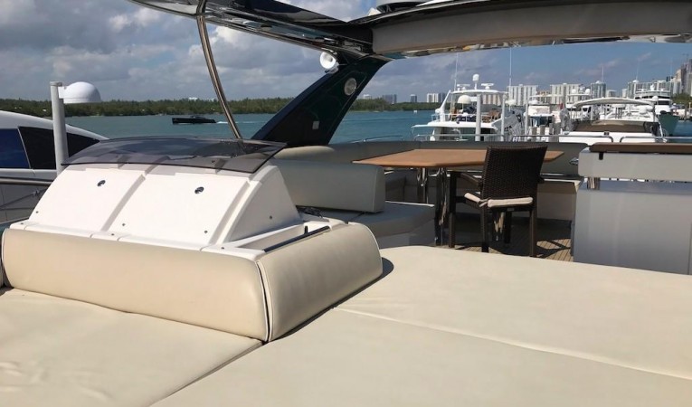 70 Azimut Flybridge Helm Sunpad
