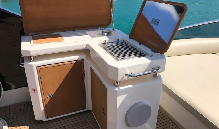 70 Azimut Flybridge BBQ and Wet Bar