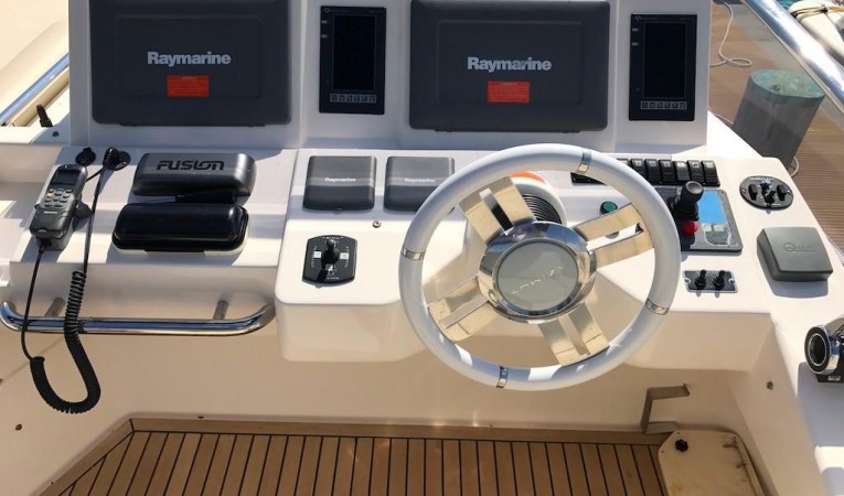 70 Azimut Flybridge Helm