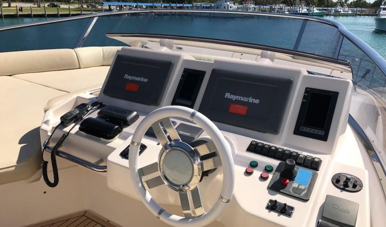 70 Azimut Flybridge Helm