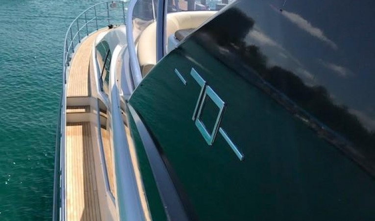 70 Azimut Flybridge Paint Detail