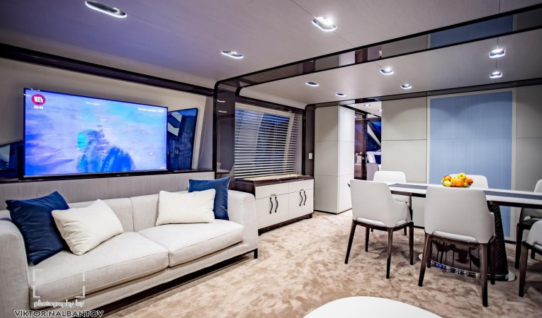 80 Azimut Hi-Lo Television