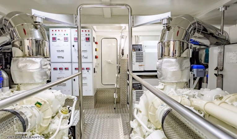 80 Azimut Engine Room
