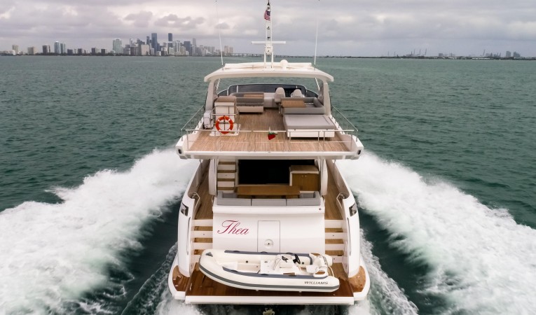 80 Azimut Stern