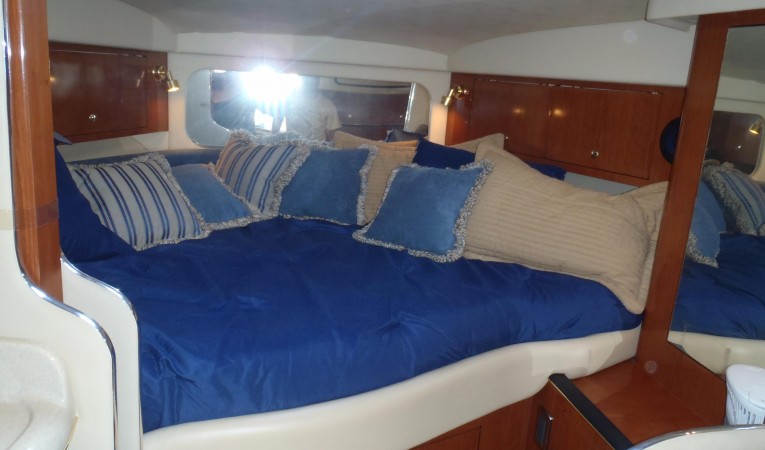 34 Sea Ray Master berth