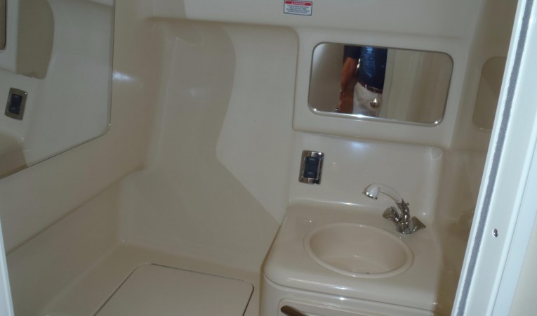 34 Sea Ray Head compartment
