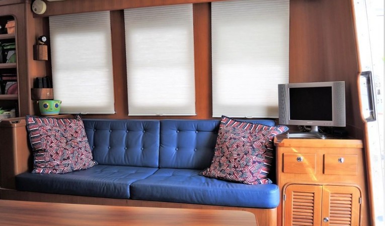 46 Nordhavn Salon settee to the Stb. with shades