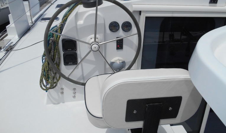 45 Outremer Helm Station