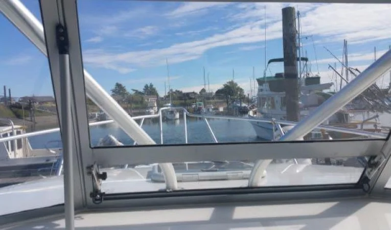 31 Mako Vented center window
