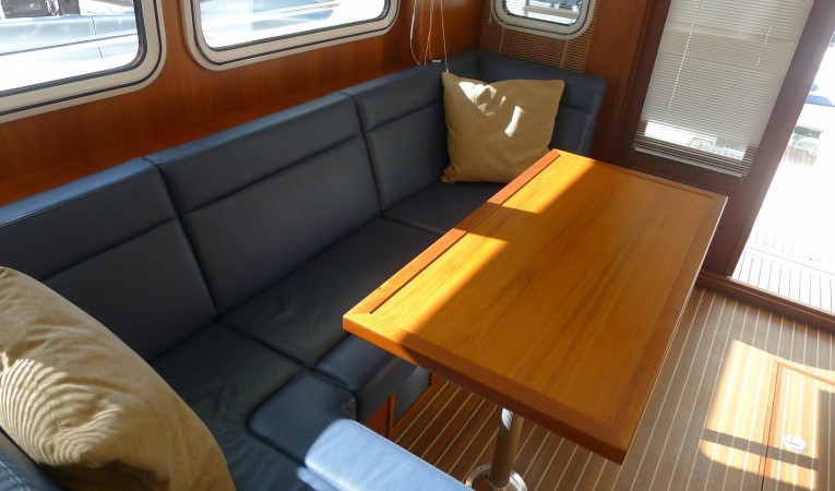 54 Privateer Salon