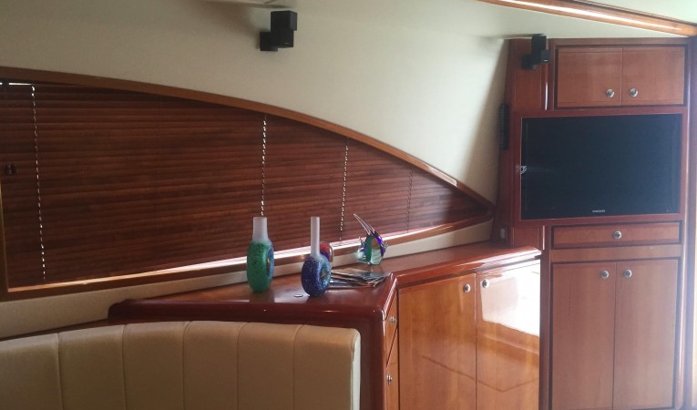 51 Bertram Salon Bose sepakers