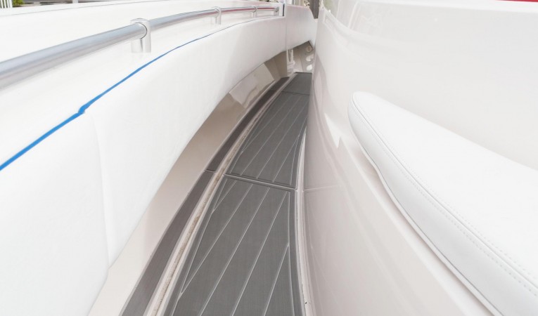 36 Contender Starboard Gunnel