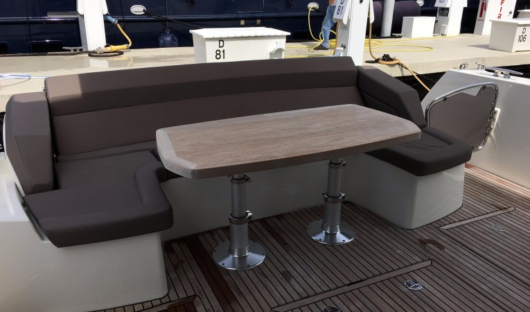 50 Prestige Aft deck seating / converts to sunpad