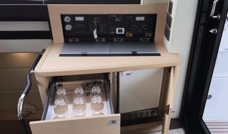 50 Prestige aft salon console