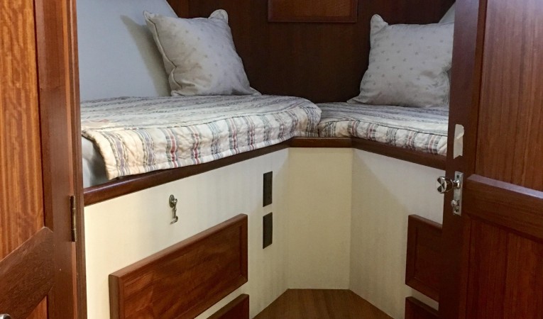 58 Hatteras V Berth Cabin