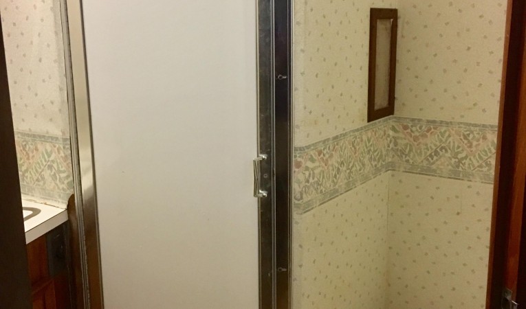 58 Hatteras V Berth Head