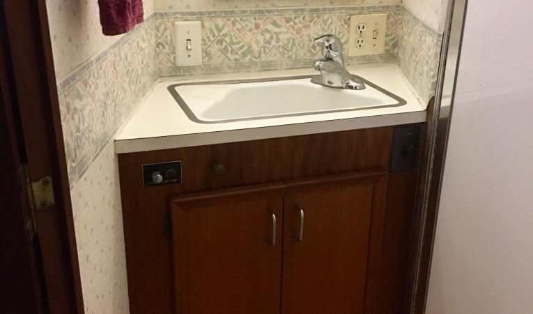 58 Hatteras V Berth Head