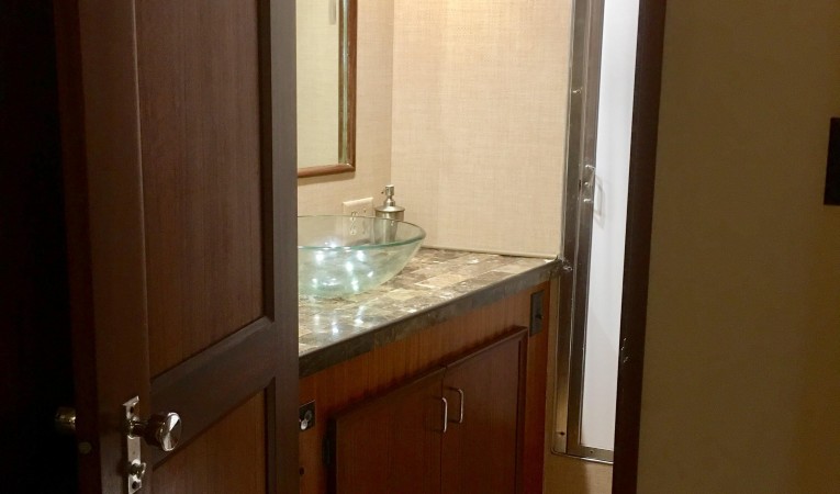 58 Hatteras Guest Head