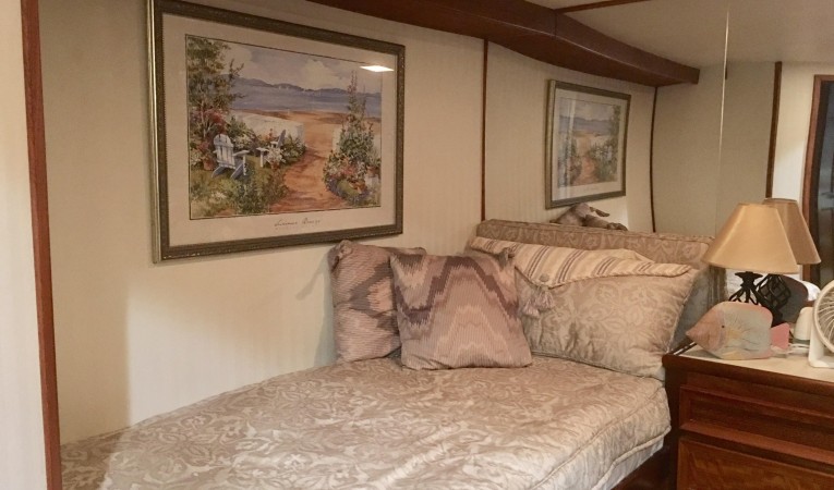 58 Hatteras Guest Stateroom