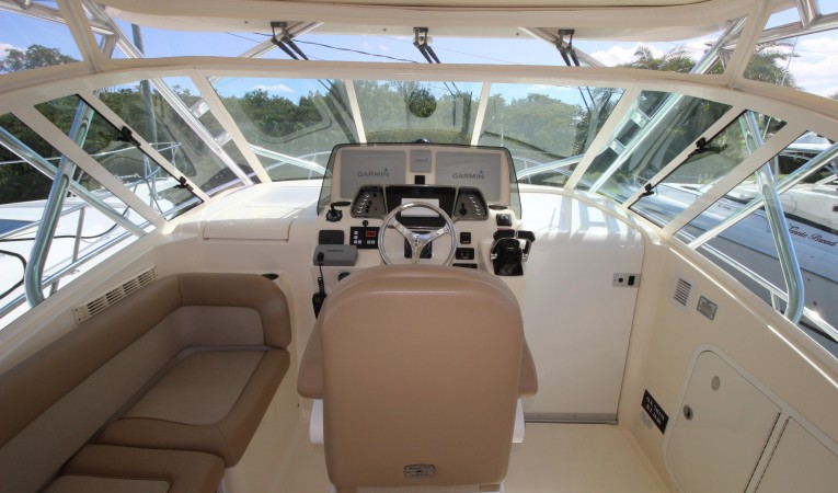 35 Scout Boats Helm
