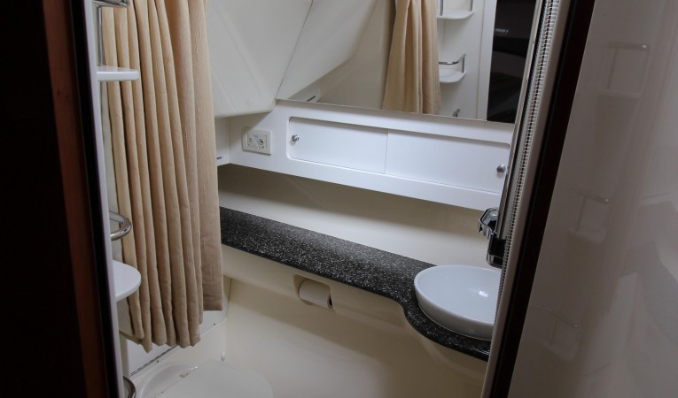 35 Scout Boats Head & Shower