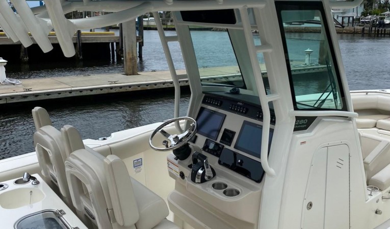 28 Boston Whaler 