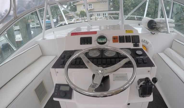 40 Luhrs Commanding Helm